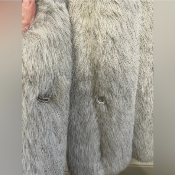 Luxurious Vintage Faux Fur Coat - Picture 4 of 10